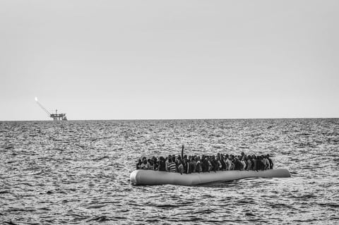 Una de las fotografías tomadas por Francesco Zizola para Noor, que han sido galardonadas con el segundo premio Historias, en la categoría de Asuntos Contemporáneos, de la 59ª edición de los Premios World Press Photo 2016. La imagen muestra una lancha neumática llena de inmigrantes libios antes de ser rescatados por la ong Médicos Sin Fronteras en aguas del Mediterráneo, el 26 de agosto de 2015.