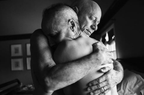 Serie ganadora del segundo premio en la categoría de proyectos a largo plazo de la 59 edición del World Press Photo, tomada por la fotógrafa Nancy Borowick. Esta fotografía pertenece a la serie titulada "Vida y Muerte", una serie formada por instantáneas que la fotógrafa tomó de sus padres que sufrían cáncer en estadio IV al mismo tiempo.