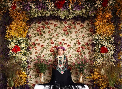 Fotografía de la serie ganadora del segundo premio en la categoría Historias de personas de la 59 edición del World Press Photo, tomada por el fotógrafo español Daniel Ochoa de Olza. La imagen muestra a una niña durante la celebración de "Las Mayas" en Colmenar Viejo el 2 de mayo de 2015.