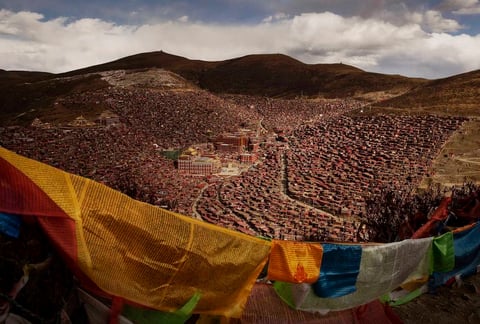 Tomada por el fotógrafo Kevin Frayer esta imagen muestra banderas de plegaria, conocidas como Lung-ta, en el valle Larung, provincia de Sichuan, China.