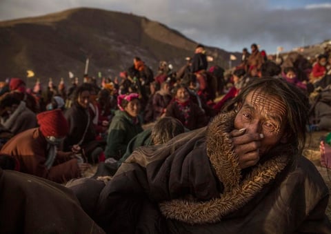 La serie ganadora del segundo premio en la categoría Vida cotidiana de la 59 edición del World Press Photo, tomada por el fotógrafo Kevin Frayer muestra a nómadas en la Asamblea anual de Bliss Dharma, en la provincia de Sichuan, China.