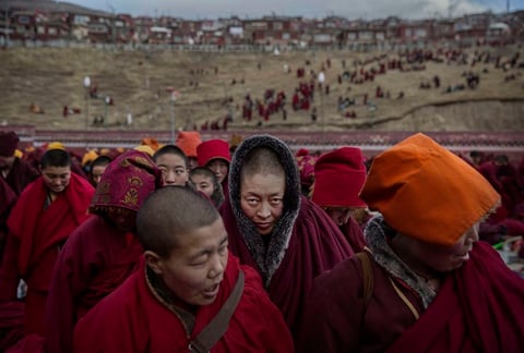 Foto de la serie ganadora del segundo premio en la categoría Vida cotidiana de la 59 edición del World Press Photo, tomada por el fotógrafo Kevin Frayer. La fotografía muestra a monjas budistas tras una sesión de canto en Sertar, provincia de Sichuan, China, el 30 de octubre de 2015.