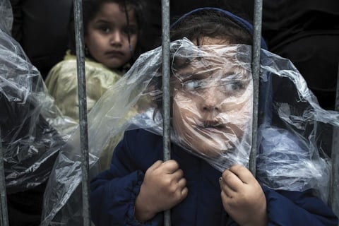 Esta imagen captada por el esloveno Matic Zorman ha sido galardonada con el primer premio Gente, en la categoría individual, de la 59ª edición de los Premios World Press Photo 2016. La fotografía muestra a una niña cubierta con un chubasquero mientras espera para su registro en un centro para refugiadosen Presevo, Serbia.