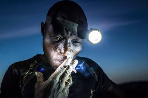 Esta fotografía del esloveno Matjaz Krivic que ha sido galardonada con el segundo premio Gente, en la categoría individual. La imagen muestra a un minero apurando su cigarrillo antes regresar al trabajo en Bani, Burkina Faso.