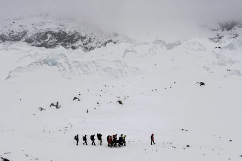 Serie ganadora del segundo premio en "Historias" de la categoría de deportes de la 59 edición del World Press Photo, tomada por el fotógrafo colombiano Roberto Schmidt. La fotografía muestra a un grupo de sherpas portando el cuerpo de un superviviente tras el desprendimiento de roca, hielo y nieve que acabó con la vida de más de 22 personas en el Everest, en el Himalaya, el 25 de abril 2015.