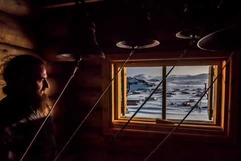 Esta imagen forma parte de la serie ganadora del primer premio en la categoría Vida cotidiana de la 59 edición del World Press Photo, tomada por el fotógrafo Daniel Berehulak para el New York Times. La fotografía muestra al padre Benjam Maltzev en la base Bellingshausen, en la isla Rey Jorge, Islas Shetland del Sur, Antártica, el 3 de diciembre de 2015.