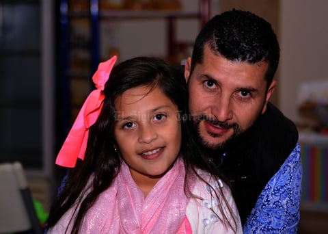 Acompañada de sus papá, Alejandro