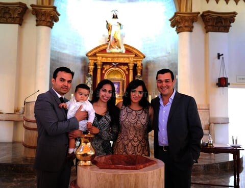 Diego Villarreal Dávila con sus papás, Juan José Villarreal y Daniela Dávila Iparrea, y sus padrinos, Elva María Quiroz Castro y Javier Dávila Iparrea