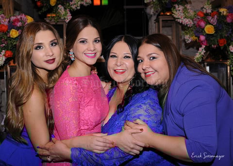 20022016 Gratos momentos vivió la futura novia en compañía de su familia.