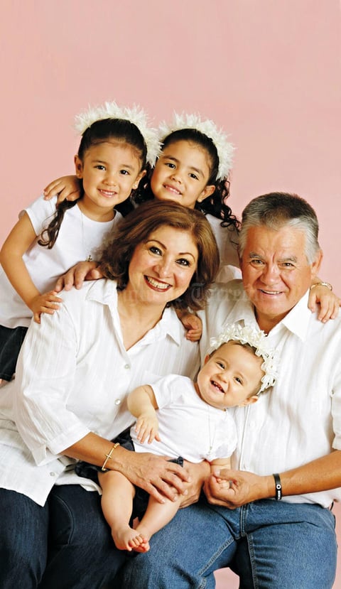 21022016 Natalia y Salvador muy contentos en compañía de sus nietas: Estefanía, Alexandra y Mariana.