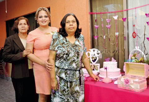 21022016 Nadia acompañada de su mamá, María del Carmen Martínez Anaya, y su suegra, Guadalupe Martínez Grijalva.