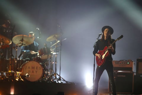 James Bay acompañó en el escenario a Justin Bieber.
