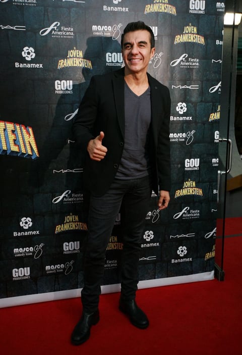 Adrián Uribe acudió al Teatro.
