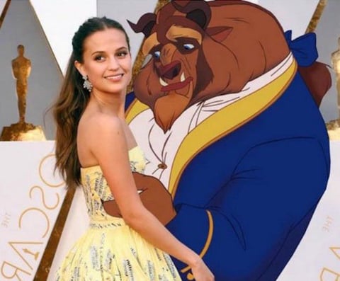 Alicia Vikander acompañada de Bestia en la alfombra roja.