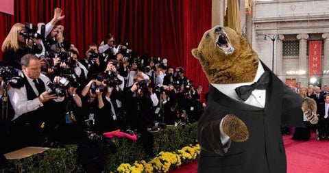 El oso de The Revenant, también apareció en la gala.
