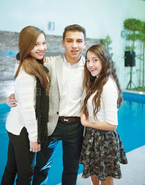 25022016 ACOMPAñAN AL CUMPLEAñERO.  Iván con sus hermanas, André y Miriam.