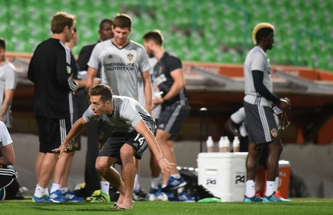 Entre sus filas, el rival cuenta con figuras del futbol mundial de la talla de Robbie Keane, Steven Gerrard y Nigel de Jong, todos con experiencia en el Viejo Continente.