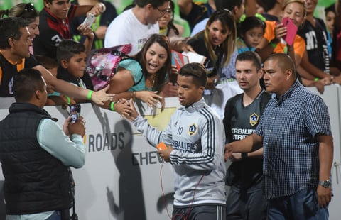 Dos Santos fue bien recibido por el público que presenció el entrenamiento.
