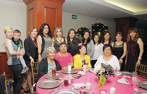 01032016 A UN PASO DEL ALTAR.  Cristina Yáñez con algunas de las invitadas a su despedida de soltera.