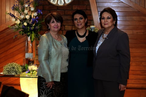 Liliana acompañada de su suegra, Graciela Vázquez, y su mamá, Lilia Ramírez