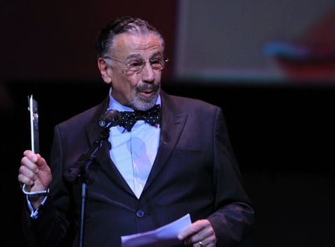 "Estás viejo cuando te levantas, no te duele nada y piensas que estás muerto, o cuando tomas tantas pastillas que sueñas como maraca... Y nada de eso me pasa a mí, que quede claro que viejo no estoy, lo que sí es muy emocionado y agradecido por el Premio y por el libro que se lanza hoy” aseguró el cineasta.