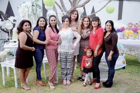 06032016 Amena tarde disfrutó la novia quien recibió prácticos consejos para su futura vida de casada.