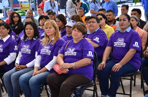 Las taxistas aprendieron obre distintos temas como vialidad, primeros auxilios y mecánica automotriz básica en su capacitación.