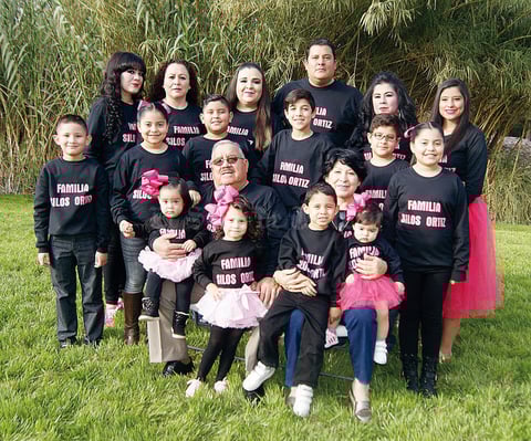 09032016 EN FAMILIA.  Jaime Silos y María Ortiz en compañía de sus hijos, Marisol, Fabiola, Saraí, Jaime y Adriana, y sus nietos.