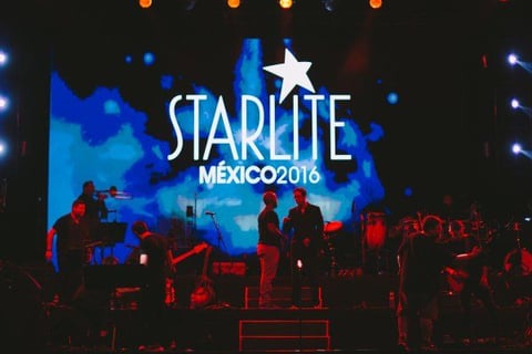 Entre cada canción se daba la oportunidad de escuchar los coros, de quedarse parado y de pronto, aprobando con un guiño coqueto la interpretación del público al tiempo en que formaba con la mano un O.K. que derretía a todas.