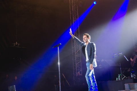 Otra de las canciones que sonaron en el lugar fue De repente te vas, ante una asistencia que no dudó en ponerse de pie agitando las manos desde las gradas y balanceándose de un lado a otro entre los ritmos latinos. Luego entonó Hasta Ayer.