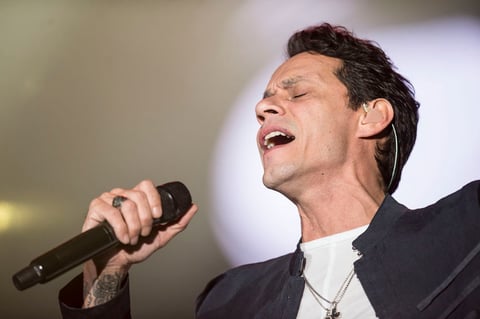 Coqueto y alegre el puertorriqueño cantó temas como Y hubo alguien.