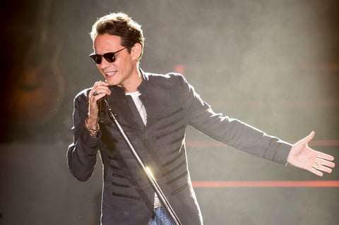 No necesitaba más, el encanto estaba en su voz y en sus gestos pero sin duda una de las cosas que más gustó en su concierto como parte de la Gala Starlite en el hipódromo de las Américas fue su postura sobre a la situación de los mexicanos en EU con la candidatura de Donald Trump.