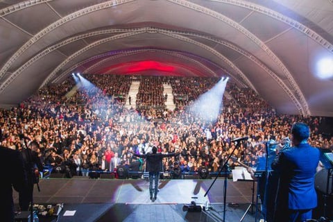 Pantalón de mezclilla, playera blanca con saco negro y gafas oscuras, así de simple salió Marc Anthony al escenario este martes en la Ciudad de México.