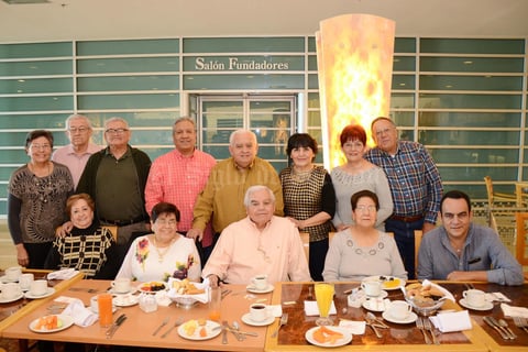 11032016 ES FELICITADO.  Jorge Rivera en la celebración de su cumpleaños.