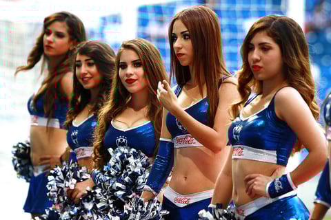 Sensuales apoyando al equipo.