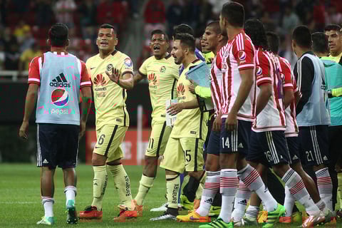 El juego culminó con manotazos y empujones entre los jugadores de ambos equipos.
