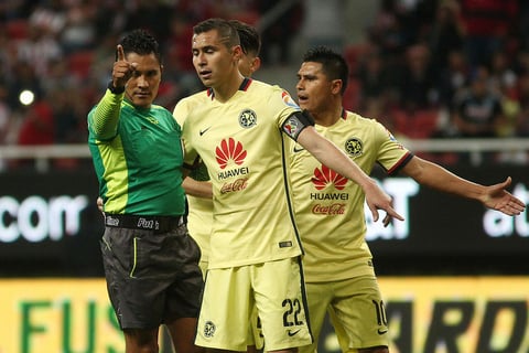 El árbitro fue uno de los más presentes en el encuentro, anulando un gol a las Chivas.