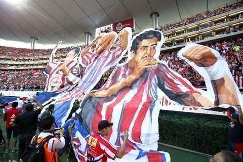 La afición Chiva, al termino del partido demostró su cariño por sus jugadores.