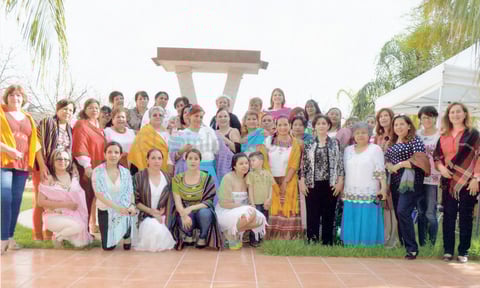 13032016 Martha Robles acompañada de Francisca Sánchez, María del Rosario Martínez y Araceli Becerril, mujeres del grupo étnico Mazahua, originario del Estado de México y quienes radican desde hace ya varios años en la región lagunera. Fungieron como invitadas especiales junto con sus pequeños hijos a esta amena convivencia donde se trató de promover la igualdad entre todas las mujeres, así como también el respeto y sus derechos.