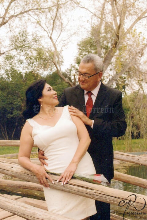 13032016 María Beatriz Holguín Ramos y Marco Raúl Morales Tovar unieron sus vidas en el sacramento del matrimonio el 14 de noviembre del 2015. El Pbro. Gerardo Zataraín García fue el encargado de oficiar esta hermosa ceremonia. Ellos son hijos del Sr. Luis Enrique Holguín Ponce y Sra. Beatriz Estela Ramos de Holguín; Sr. Raúl Morales Hernández (f) y Sra. María Mayela Tovar Pinedo.- Benjamín Fotografía