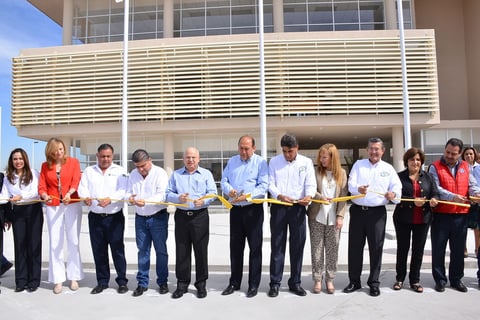 Al evento asistieron autoridades educativas y de gobierno, quienes cortaron el listón.