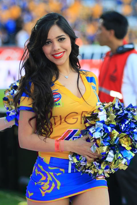 Sonriendo para los seguidores de la galería, desde el Estadio Universitario.