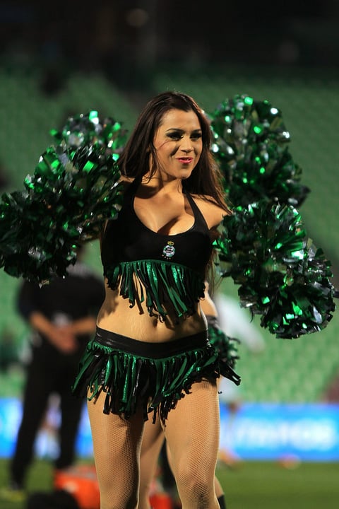 Las Guerreritas, demostrando que la belleza es inigualable en las porristas del Santos Laguna.