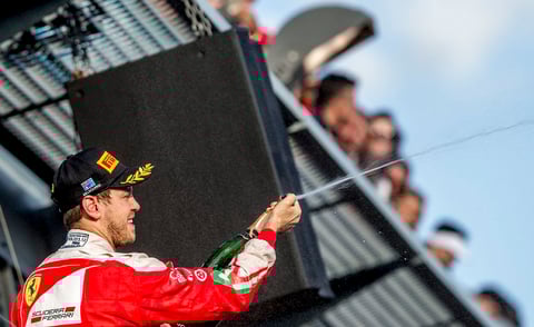 Sebastian Vettel. El piloto alemán de Fórmula 1 tiene años 28 años y mantiene una relación con una joven alemana llamada Hanna, quien no es una figura pública.