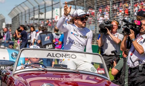 Fernando Alonso. El corredor español de Fórmula 1 ha sido parte de los equipos Minardi, Renault F1 Team, McLaren y Scuderia Ferrari. Tiene 34 años y recientemente terminó su relación con la presentadora Lara Álvarez.
