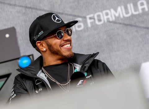 Lewis Hamilton. El piloto británico de Fórmula 1 es parte del equipo Mercedes AMG y se ha subido al podio del Gran Premio de distintos países en numerosas ocasiones, así como numerosas han sido las veces que ha terminado y vuelto con su novia de años, la cantante Nicole Scherzinger.
