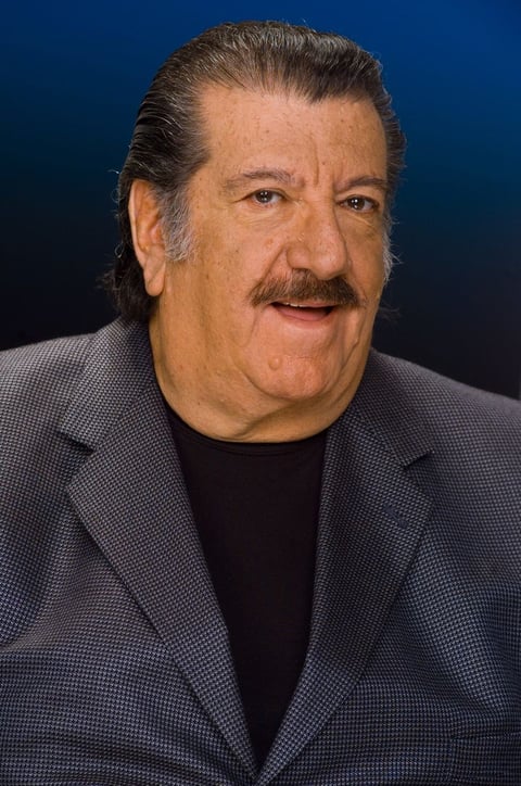 Pedro Weber Chávez nació el 27 de noviembre de 1933 en Ciudad Guzmán, Jalisco, en el seno de una familia que combinó las raíces mexicanas con las de Medio Oriente, pues su padre era de origen libanés.