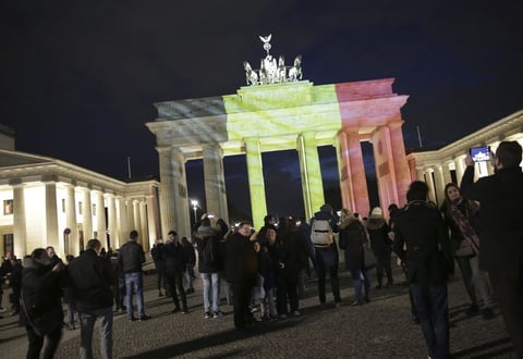 La puerta de Brandenburgo en Alemania también lució los colores nacionales belgas.