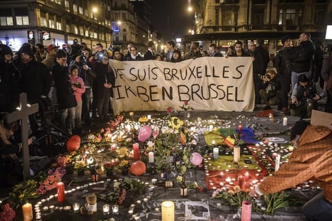 Cientos se reunieron, mientras tanto, en la plaza Bourse de Bruselas.