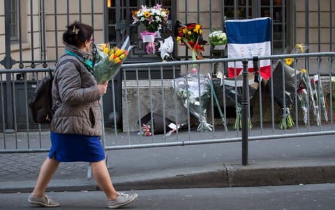 Colocaron flores y ofrendas en la Embajada de Bélgica en París.